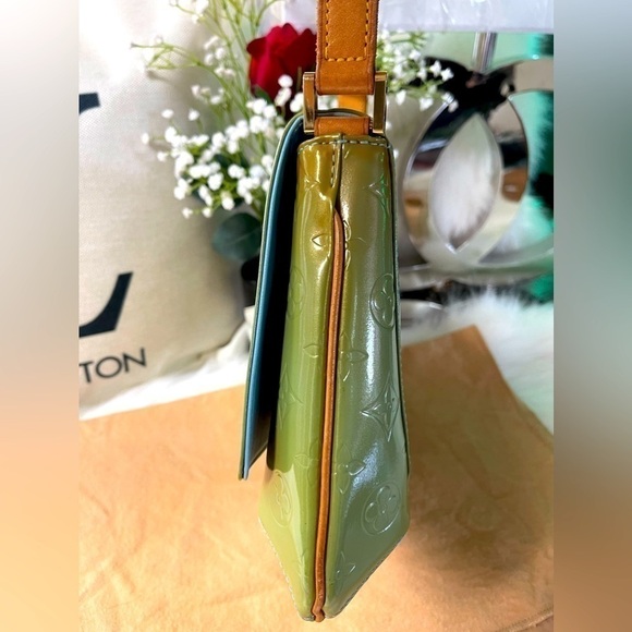 AUTHENTIC LOUIS VUITTON VERNISE LEATHER THOMPSON STREET GREEN/BLUE SHOULDER BAG - Picture 5 of 15